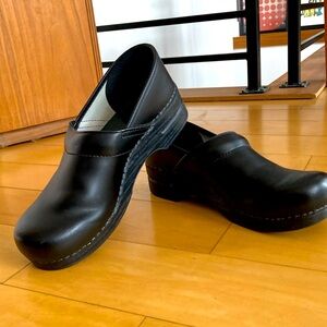 Dansko men’s 45 black leather clogs
